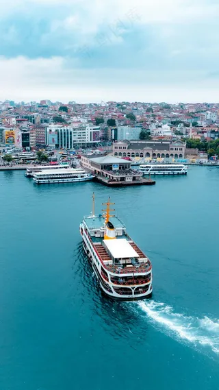 伊斯坦布尔渡轮穿梭于碧波之上