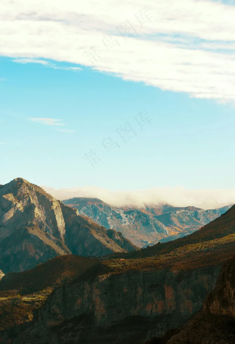 云雾缭绕的山脉
