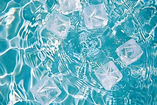 夏日清凉透明的冰块摄影图