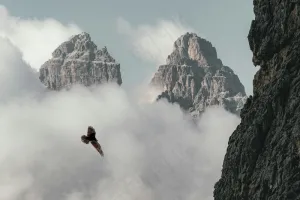 白云围绕的山峰
