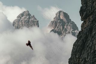 白云围绕的山峰