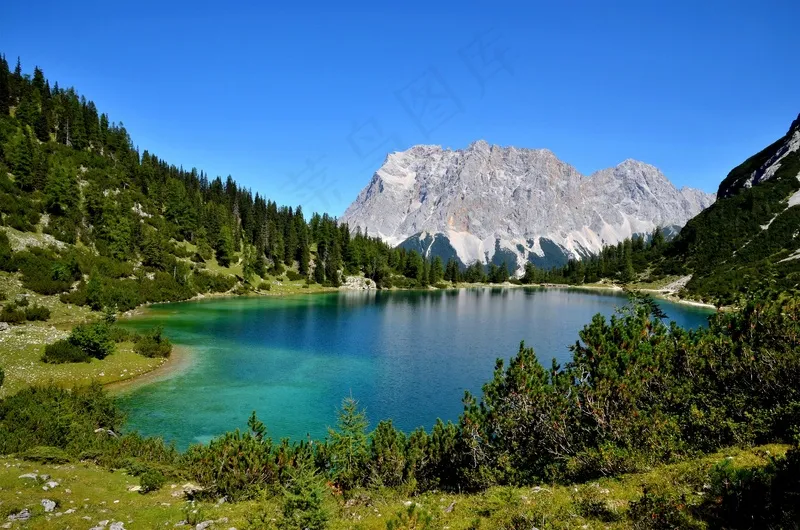 湖泊山峰图片