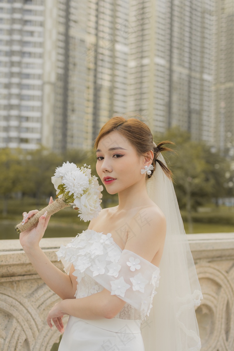 白色婚礼裙子漂亮新娘4