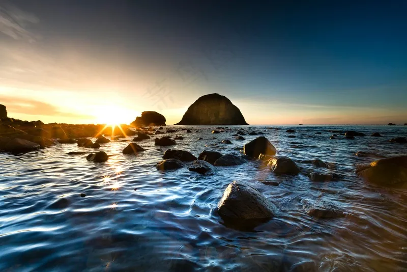 海岸线上的夕阳与岩石的交响曲 海岸线上的夕阳与岩石的交响曲