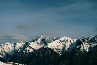 皑皑雪峰映碧空