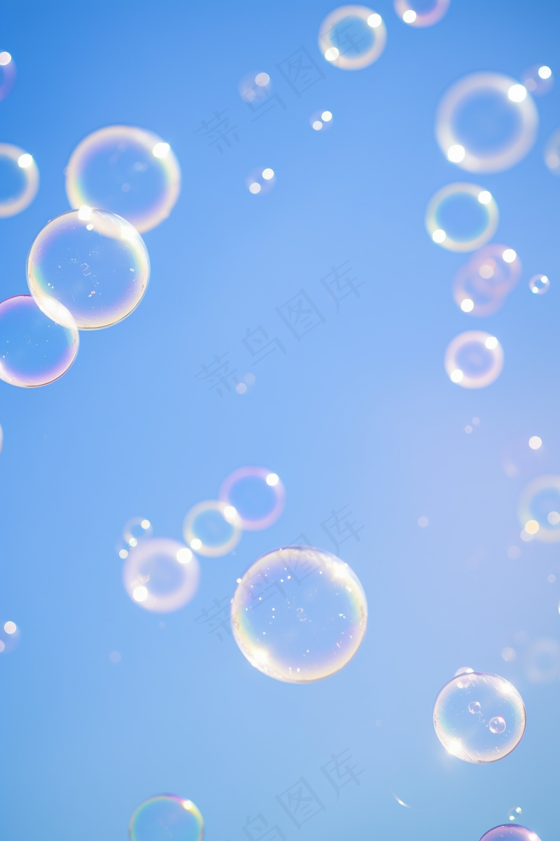 蓝天下飞行的肥皂泡梦幻摄影图
