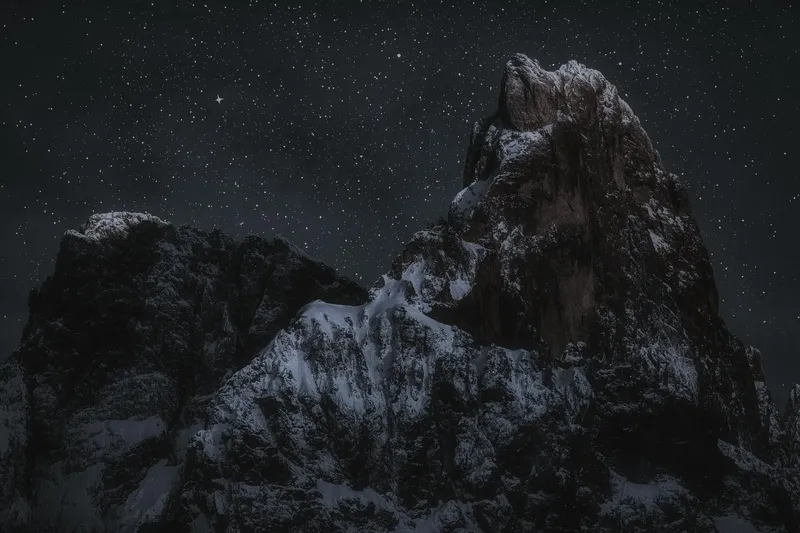 寂静山峰下的星空之夜