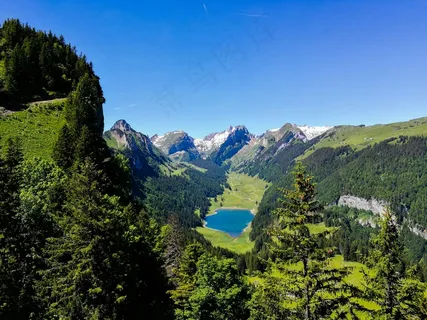 山峦叠翠映碧波 山峦叠翠映碧波