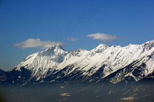 雄峰的雪山
