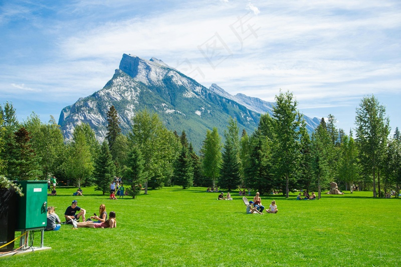 阳光照耀下的山脉休闲草地