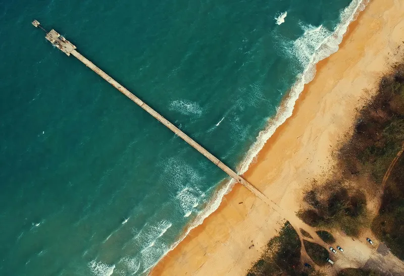 金沙滩上的孤独码头俯瞰图