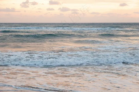 晨光映照的宁静海岸