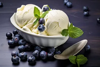 香草蓝莓冰淇淋甜点摄影图