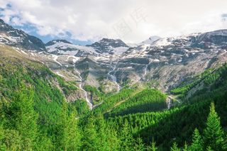 青翠欲滴的山谷与终年积雪的山峰