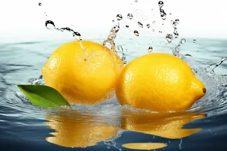 柠檬掉落水中溅起水花摄影图