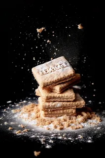 饼干碎屑四处飞溅黑色背景甜点摄影图 饼干碎屑四处飞溅黑色背景甜点摄影图