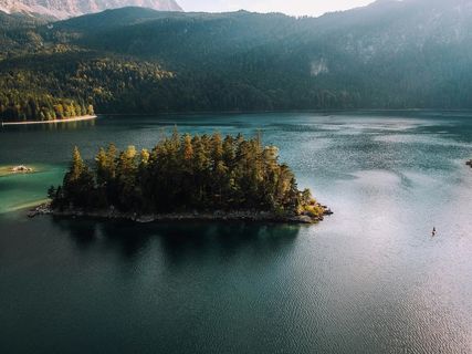 湖光山色间的孤岛静谧