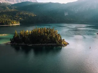 湖光山色间的孤岛静谧