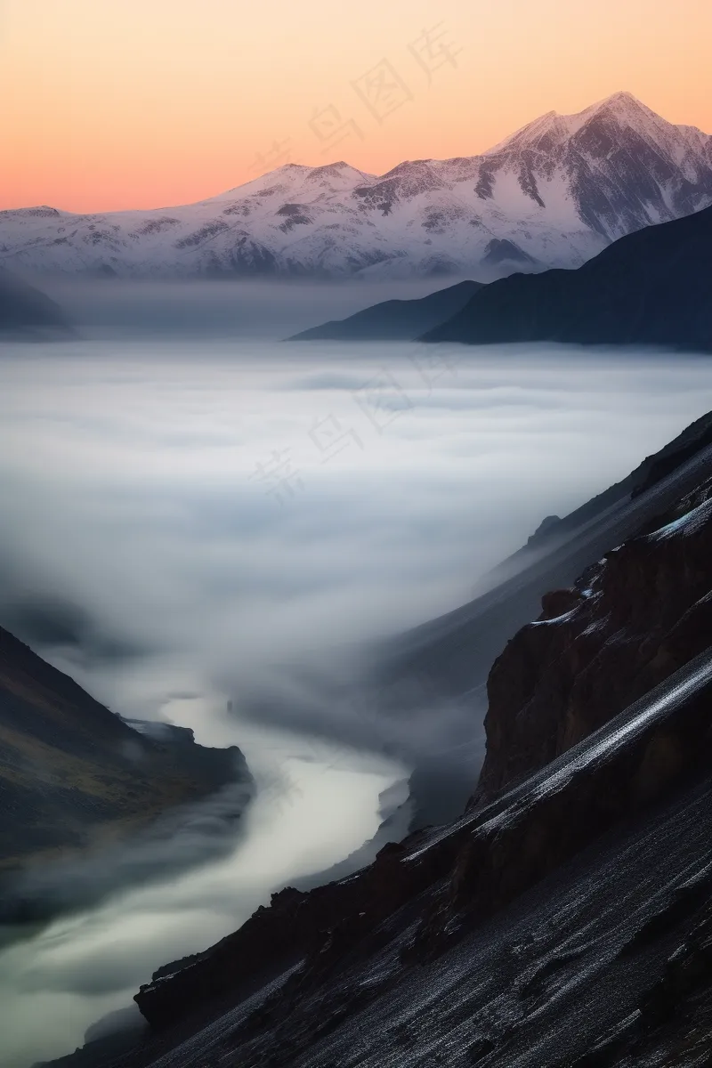 高原雪山山顶云层缭绕摄影图(2688x4032)