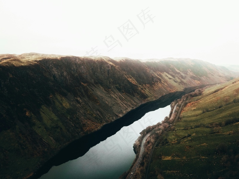 宁静河谷中的曲折河流与荒凉群山