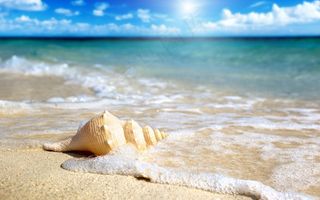 蓝天白云海沙背景