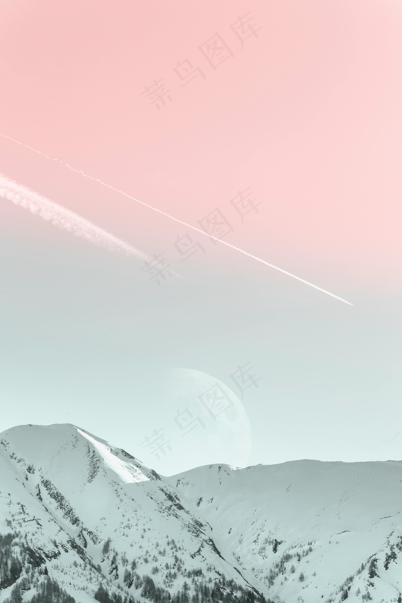 粉色天空下的雪山