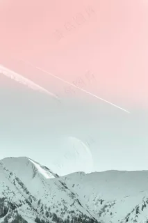 粉色天空下的雪山