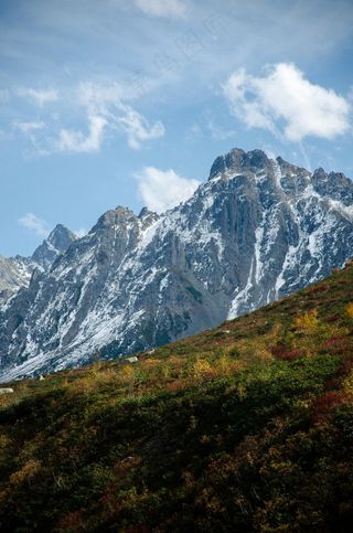 雪山下的五彩斑斓