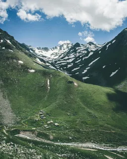 山谷中的雪域牧场 山谷中的雪域牧场