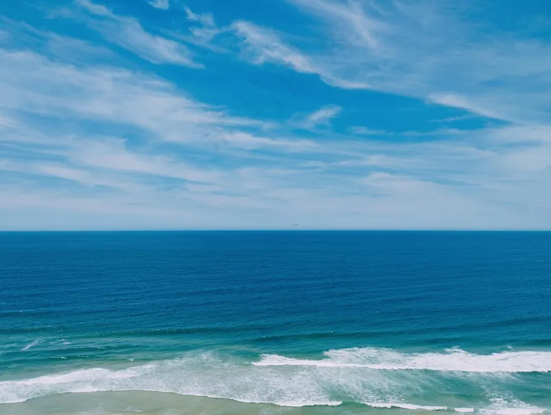 碧蓝无垠的海洋与天空交界