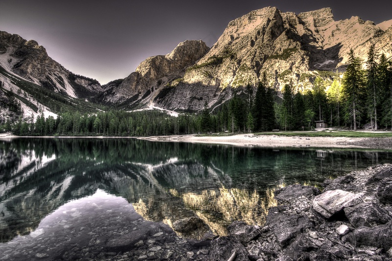 静谧的山湖美景