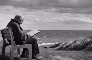 黑白简约坐着海边长椅看书的老人白发重阳节父亲节摄影图