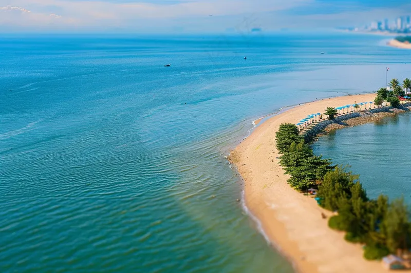 夏日海滩蓝色海洋度假摄影图(4032x2688)