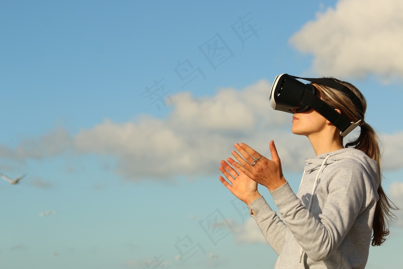 蓝色天空戴VR眼镜的女人