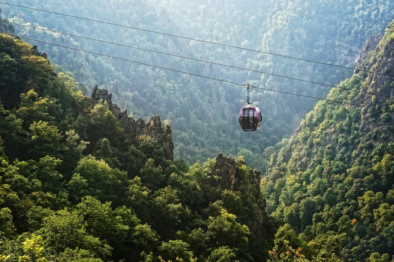山谷中的缆车之旅
