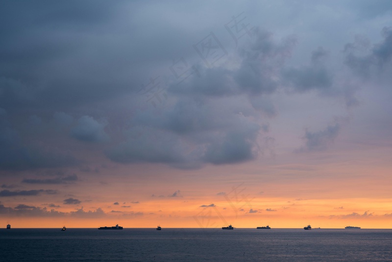 海上黄昏：航船与晚霞