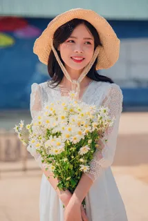 花园女生拿菊花花朵5