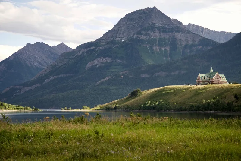 山巅湖畔的优雅城堡