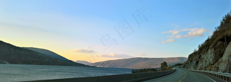湖光山色间的宁静公路