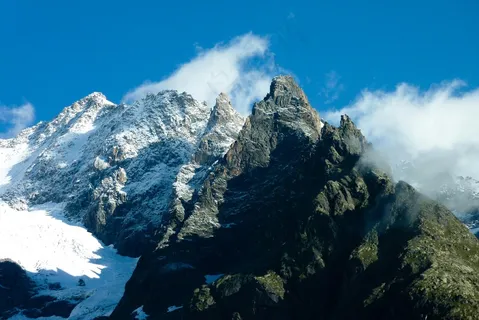 云雾缭绕的山峰 云雾缭绕的山峰