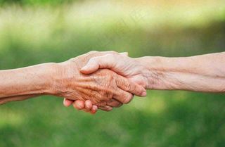 老人手牵手握手陪伴温馨重阳摄影图