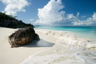 夏日海滩礁石蓝色度假摄影图