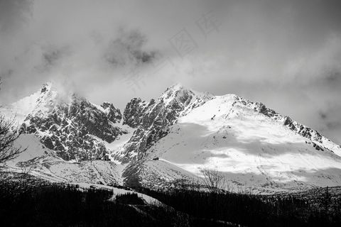 云雾缭绕的雪山