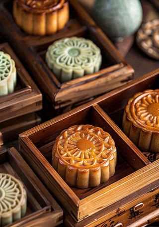 中国传统美食月饼中秋木质礼盒精美礼品摄影图