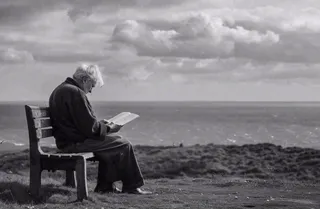 黑白简约坐着海边长椅看书的老人白发重阳节父亲节摄影图