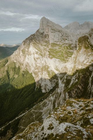 巍峨的山峰与翠绿的山谷