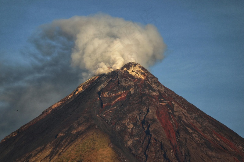 火山喷发与暮色天空