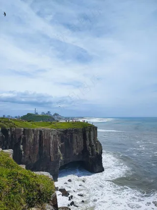 崖边的壮丽海岸线风景