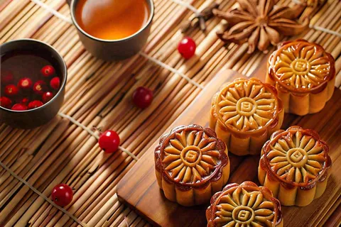 中国传统糕点月饼竹制托盘上的茶杯中秋节摄影图 中国传统糕点月饼竹制托盘上的茶杯中秋节摄影图