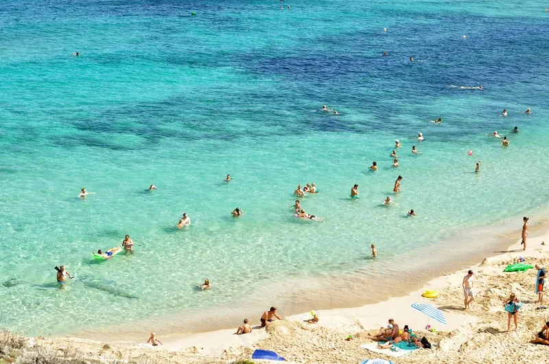 碧水细沙下的热闹海滩时光